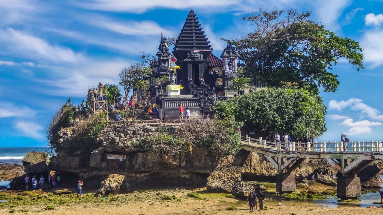 1. Pantai Balekambang.jpg