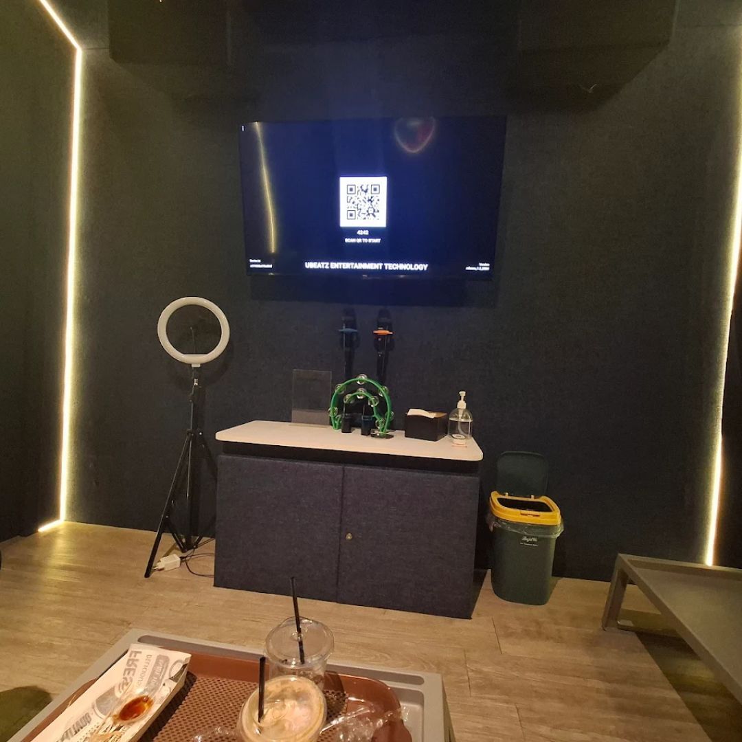 1. Ubeatz Cafe Cabin.jpg