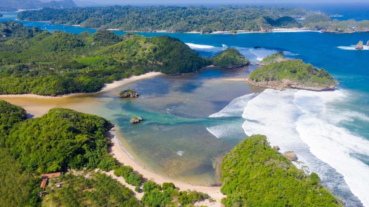 2. Pantai Teluk Asmara.jpg