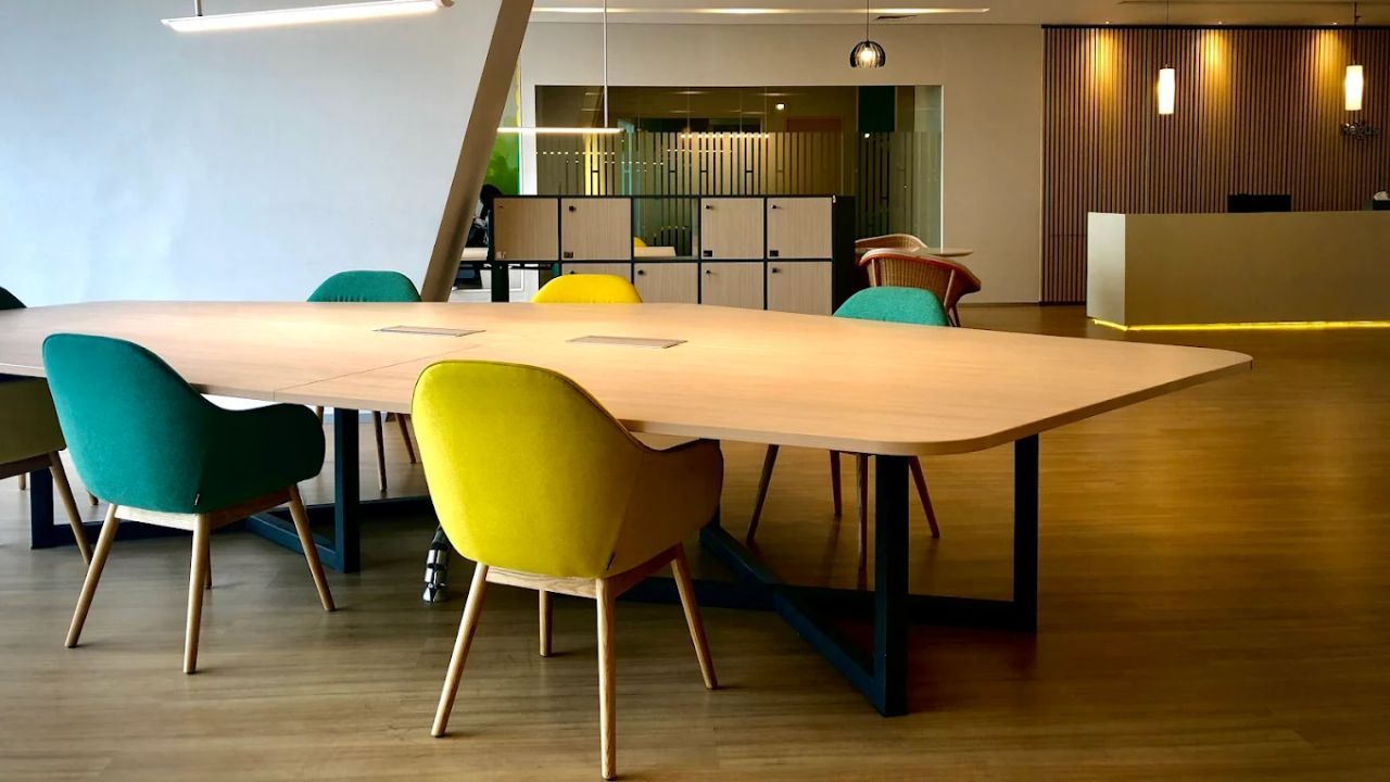 2. Regus – Pakuwon Centre, Tegalsari.jpg