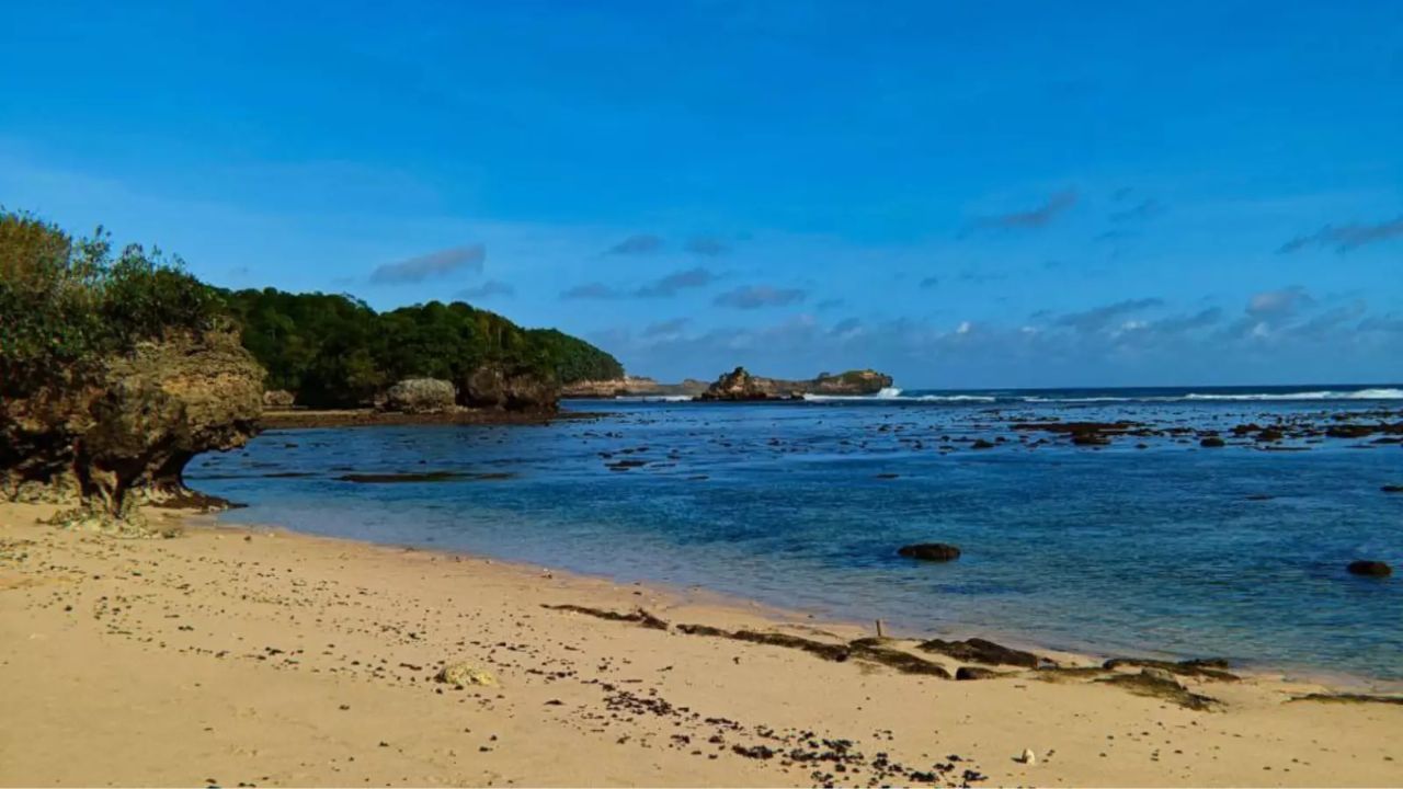 4. Pantai Kondang Merak.jpg