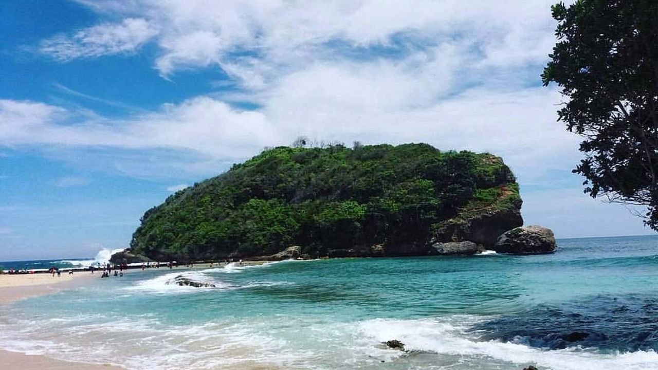 5. Pantai Batu Bengkung.jpg
