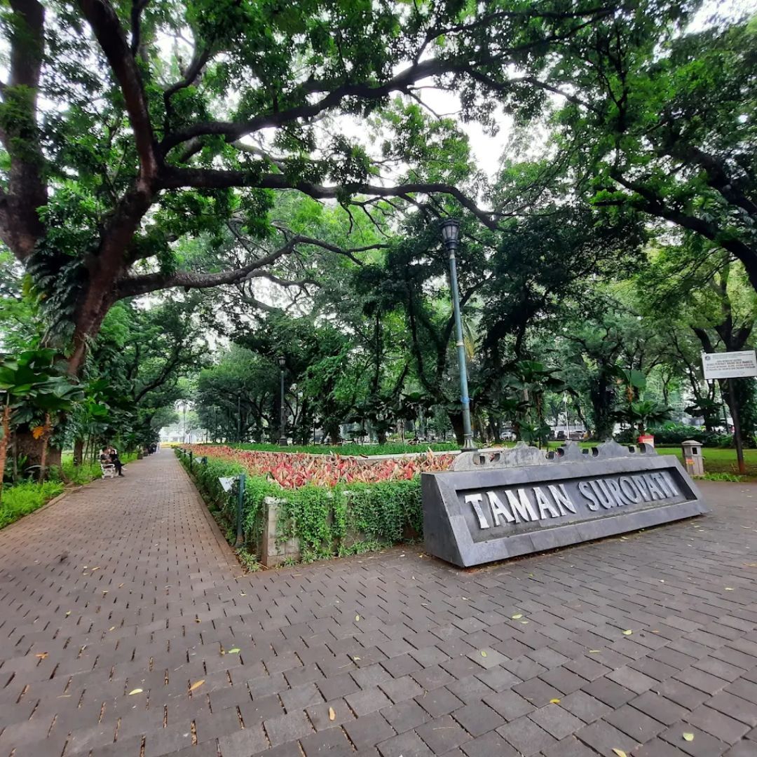 5. Taman Suropati.jpg