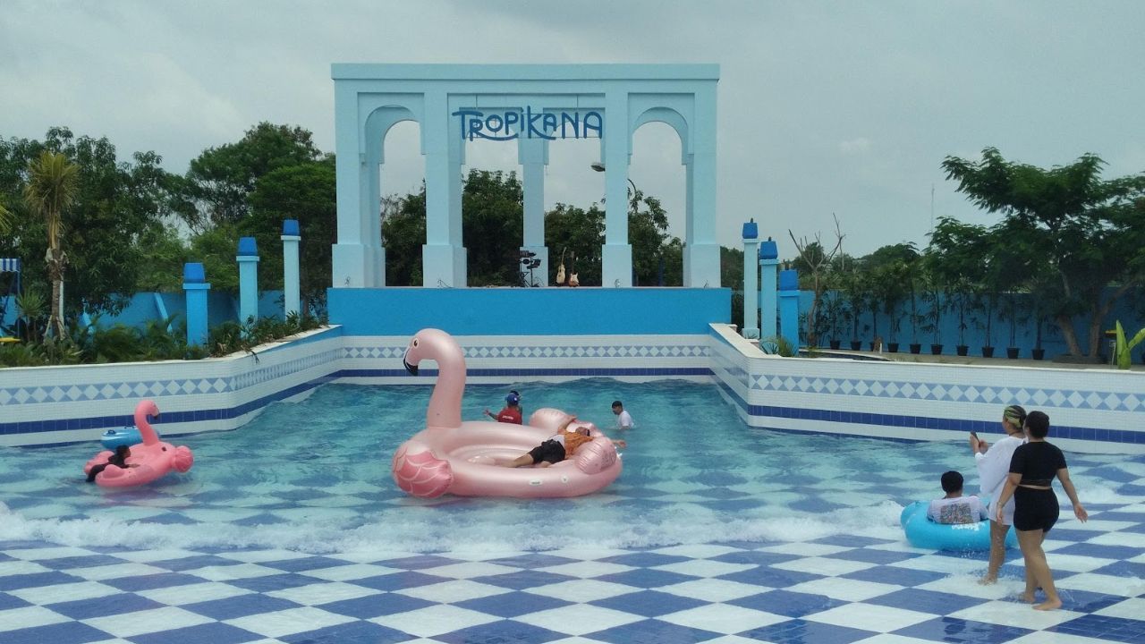 Anak-anak berenang di Tropikana Waterpark.jpg