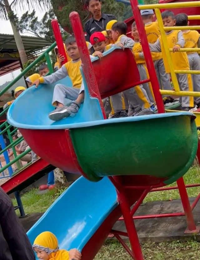 Anak-anak bermain di Bukit Sekipan.jpg