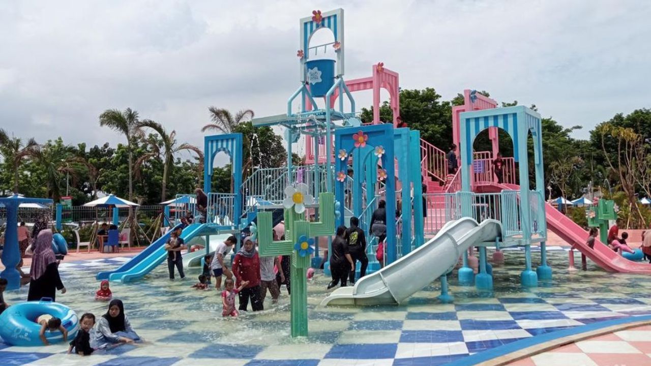 Anak-anak bermain di Tropikana Waterpark.jpg