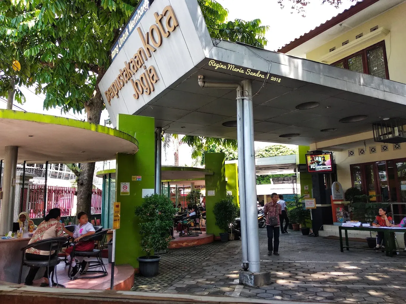 Bagian depan Perpustakaan Jogja.webp