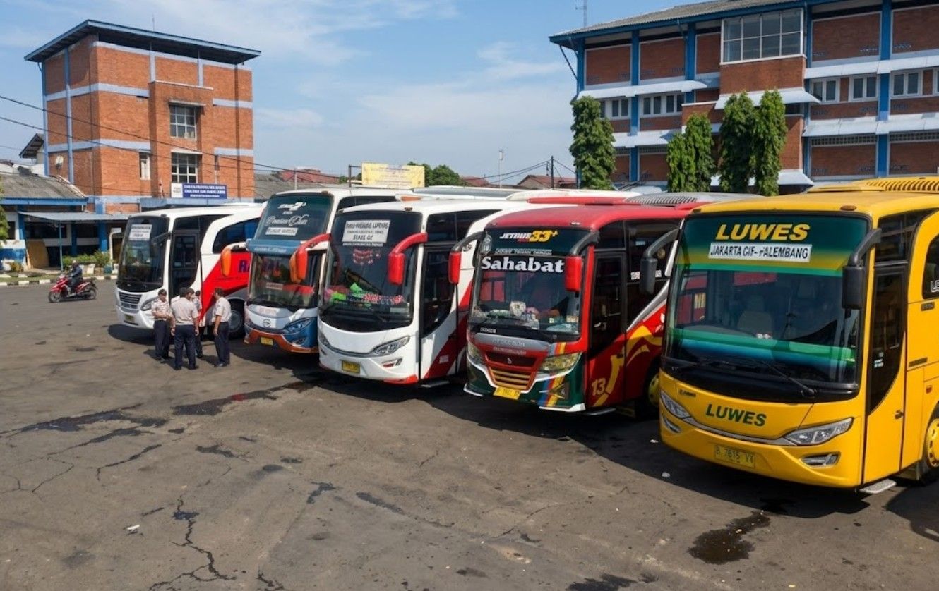 Bus berderet di Terminal Bekasi.jpg