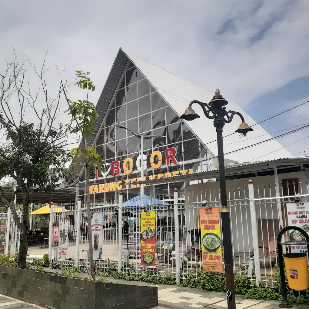 Foodcourt di Stasiun Bogor.webp