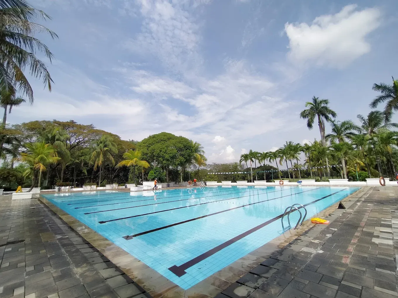 Kolam Renang Golf Jababeka.webp