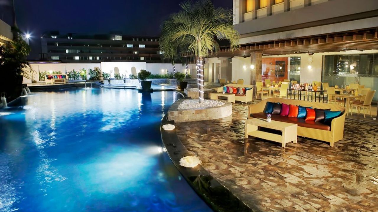 Kolam renang di Aryaduta Palembang.jpg