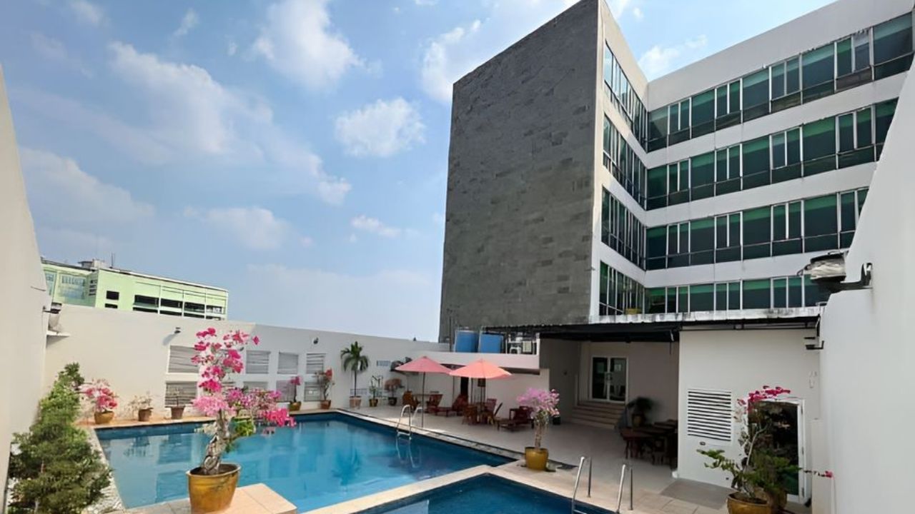 Kolam renang di Grand Daira Hotel.jpg