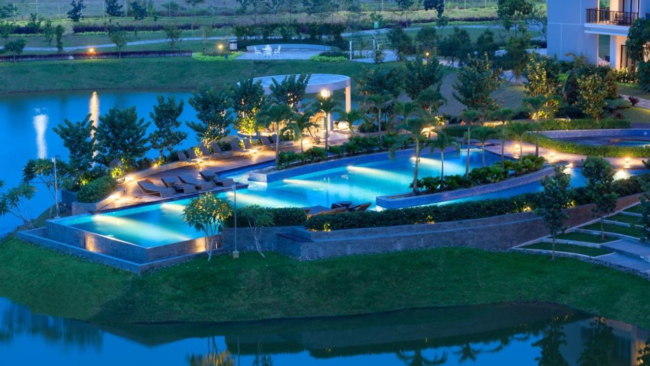 Kolam renang di Hotel Santika Premiere Bandara.jpg
