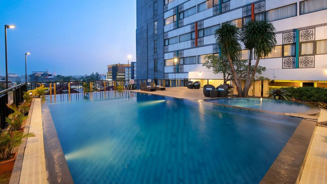 Kolam renang di The 101 Palembang Rajawali.jpg