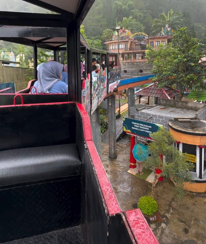 Naik kereta di Bukit Sekipan.jpg