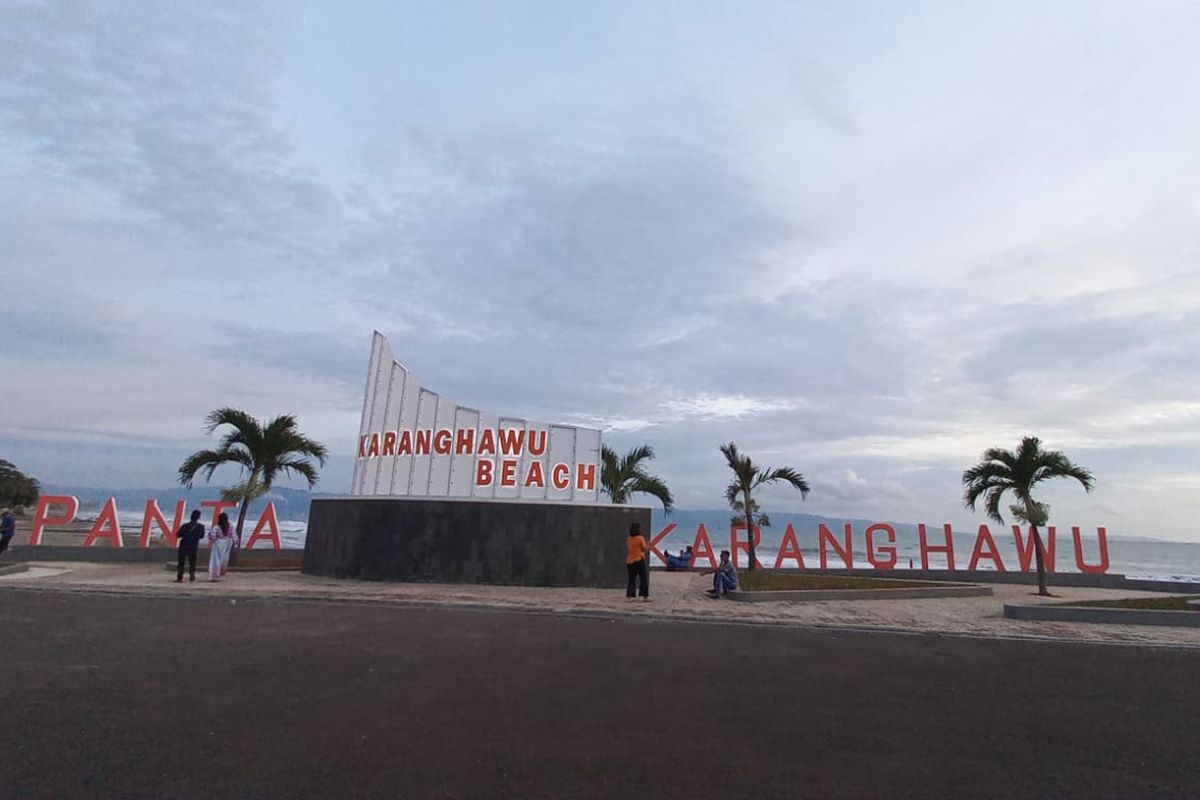 Pantai Karang Hawu.jpeg