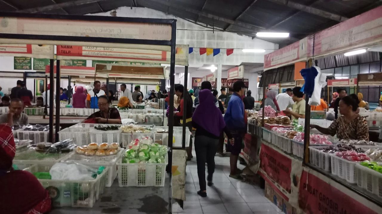 Para pedagang kue di Pasar Kembang Surabaya.jpg