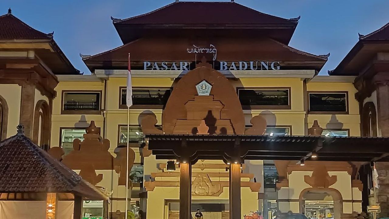 Pasar Badung malam hari.jpg