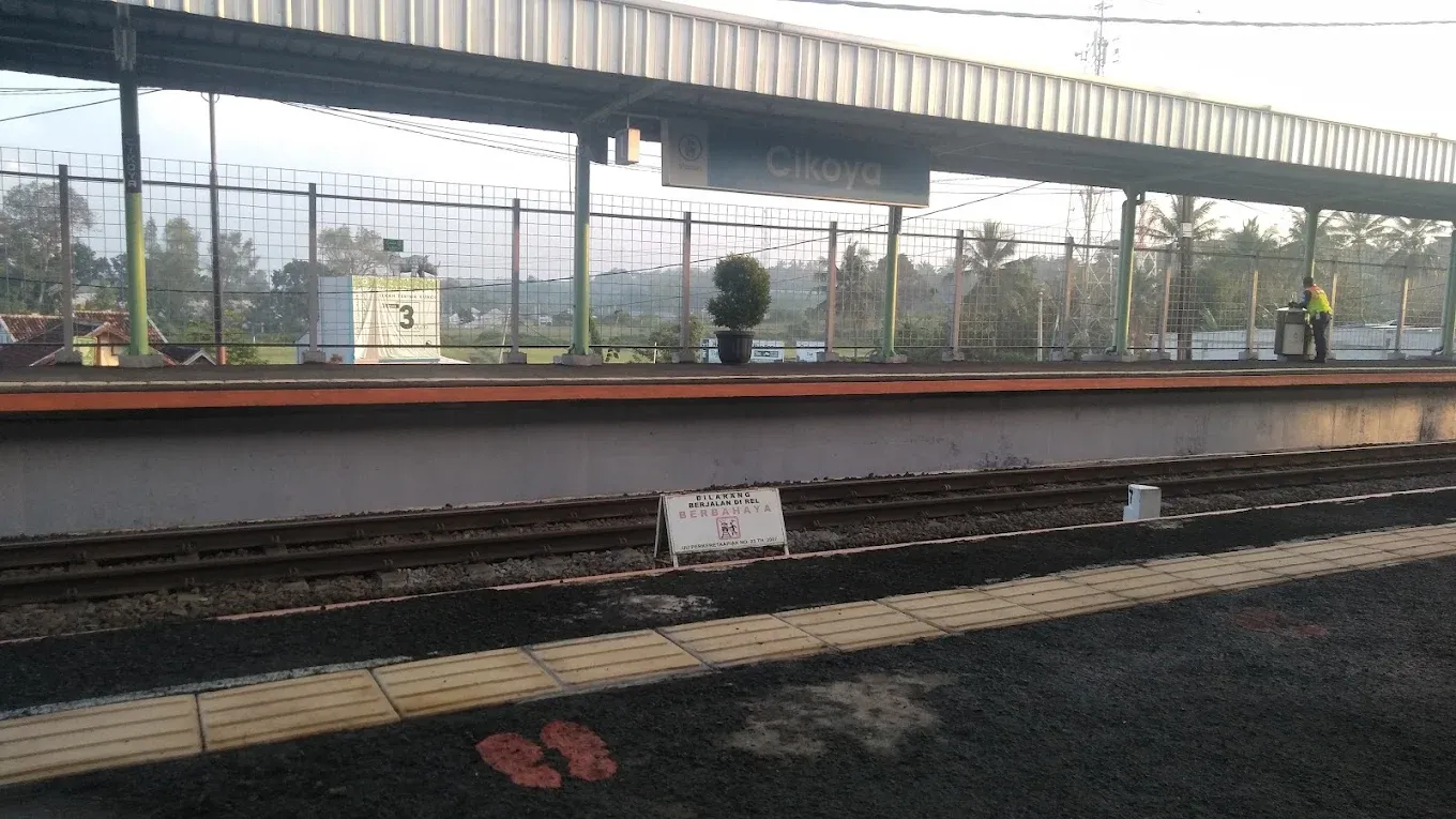 Peron Stasiun Cikoya.jpg