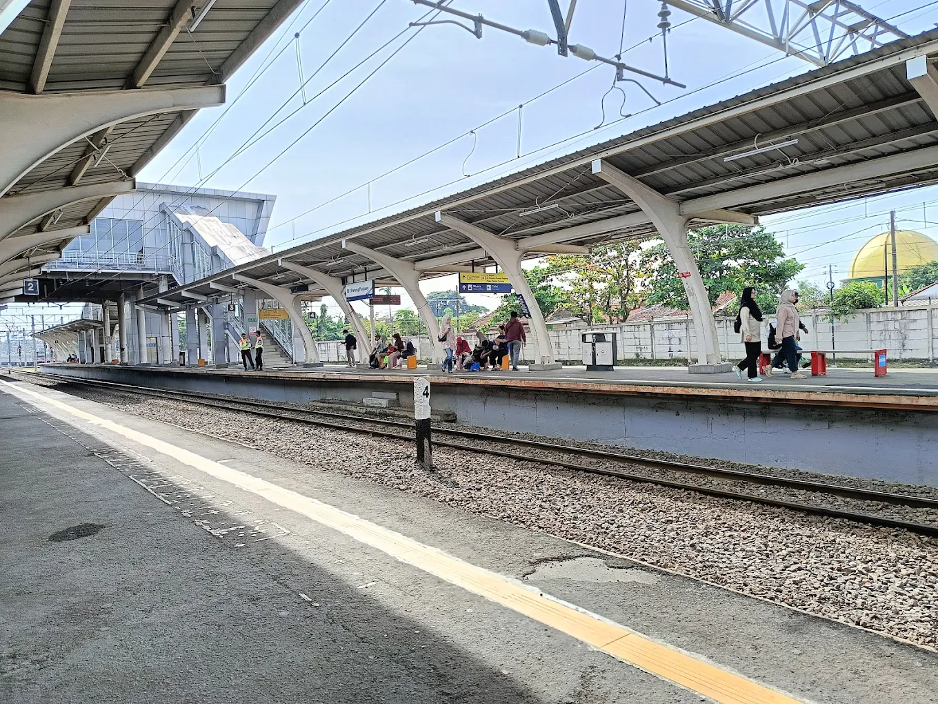 Peron Stasiun Parung Panjang.jpg