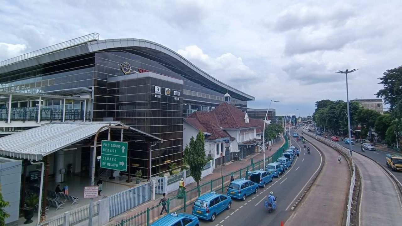 Rute dan Layanan Kereta Api Stasiun Jatinegara.jpg