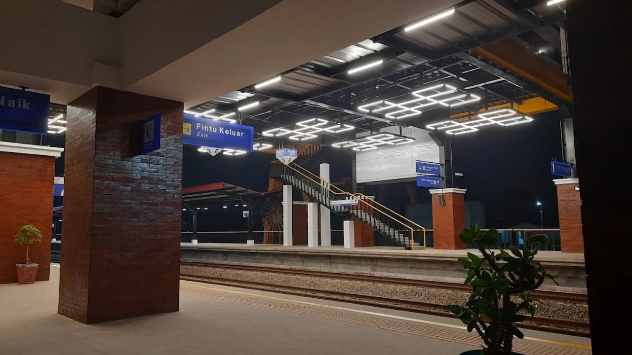 Suasana di dalam Stasiun Gedebage.jpg