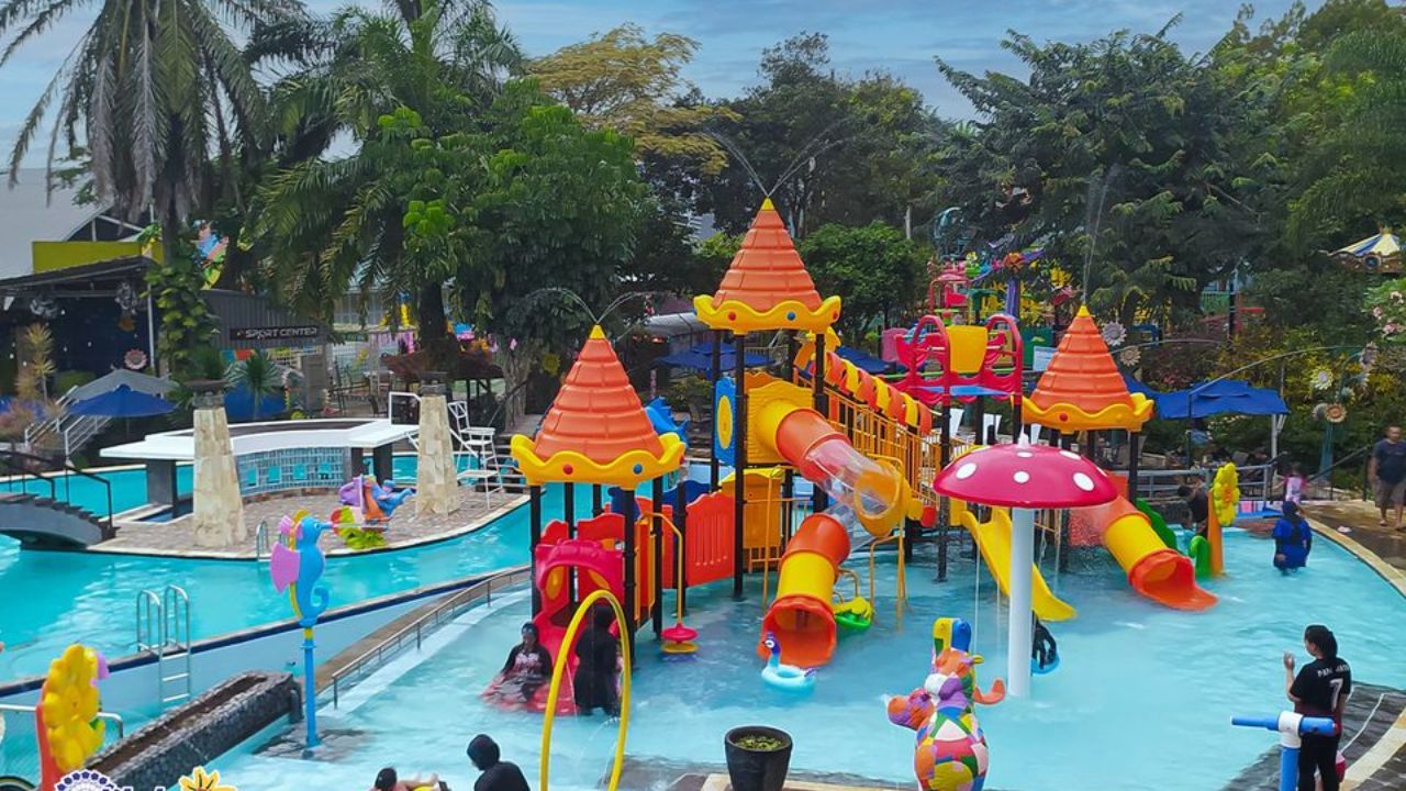 Taman bermain di Klub Bunga Theme Park Hotel.jpg