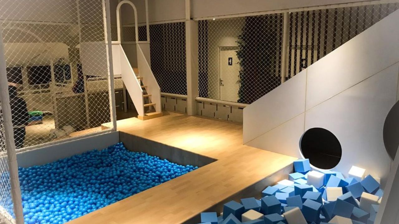 Taman bermain di Kontena Hotel.jpg