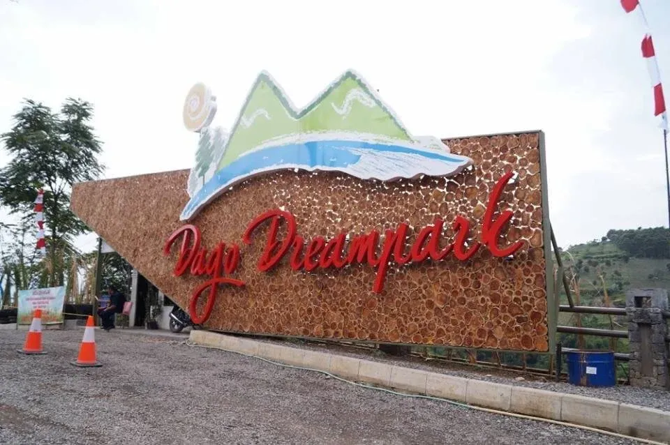 Tampak depan Dago Dream Park.webp