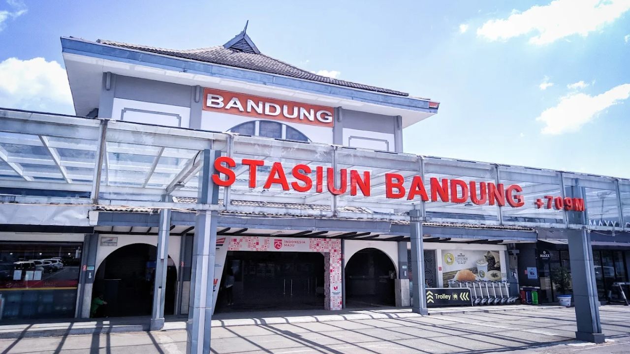 Tampak depan Stasiun Bandung.jpg