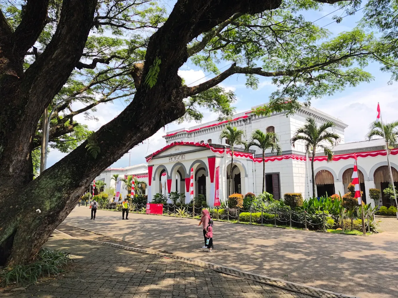 Tampak depan Stasiun Bogor.webp