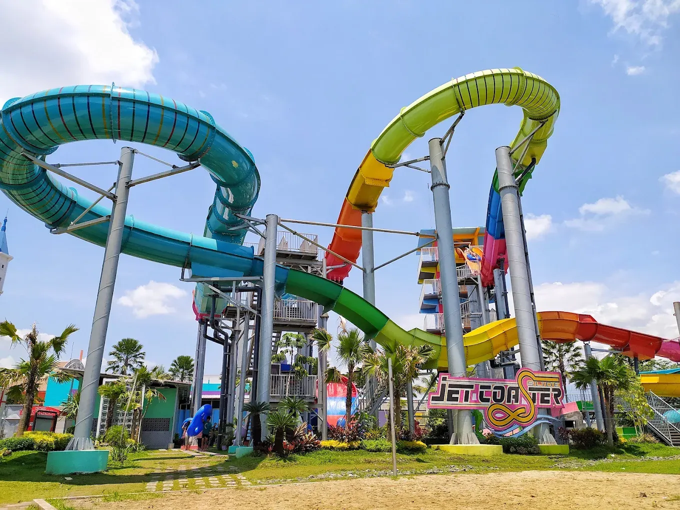 Wahana perosotan di Hawai Waterpark Malang.webp