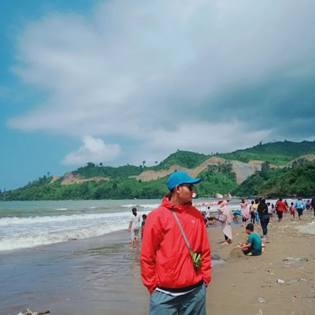 Wisatawan di Pantai Ketingan Sidoarjo.jpg