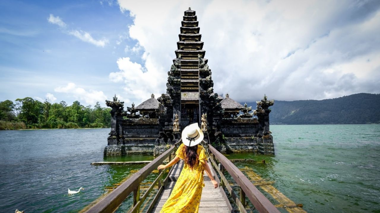 Wisatawan di Pura Ulun Danu Batur.jpg