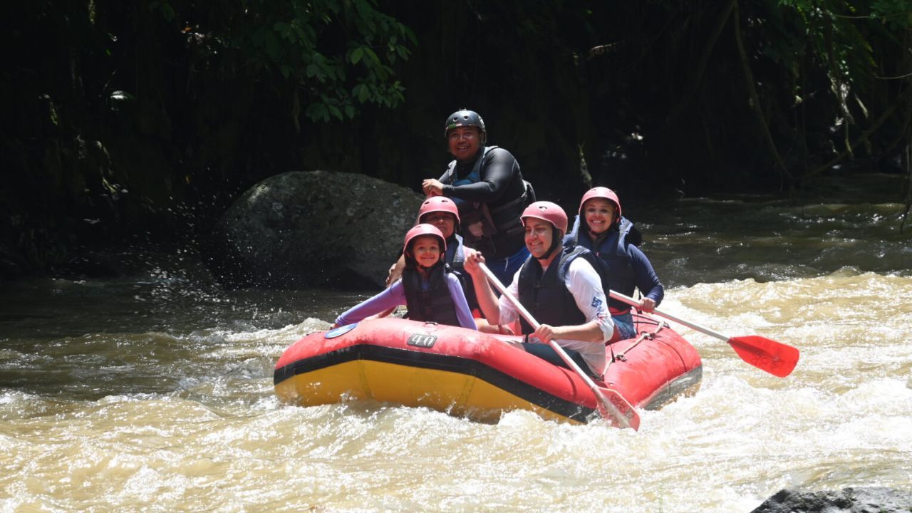 Wisatawan sedang arung jeram bersama Bali Bintang Rafting (1).jpg