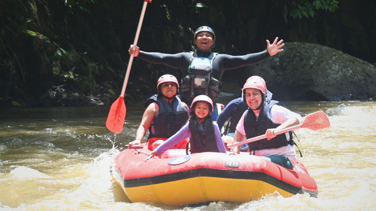 Wisatawan sedang arung jeram bersama Bali Bintang Rafting.jpg