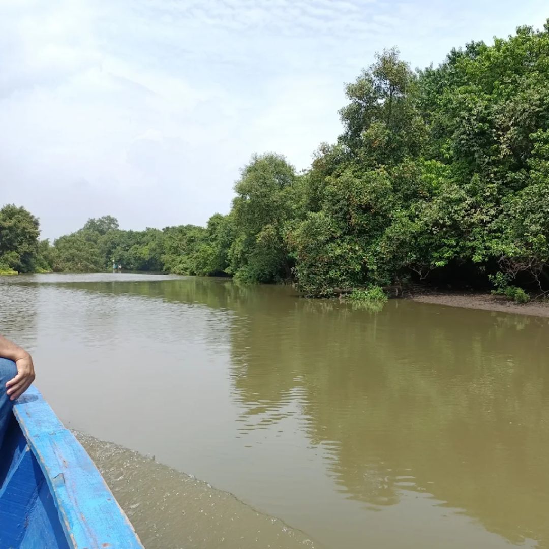 Wisatawan sedang berada di atas perahu menyusuri sungai di Pantai Ketingan.jpg