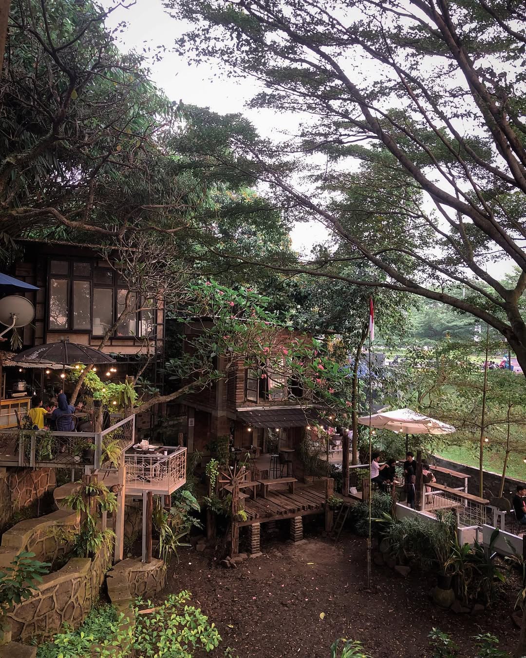 cafe dekat stasiun jurangmangu, rummah goa.jpg