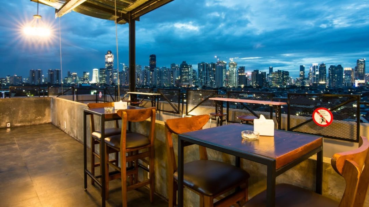 cafe dekat stasiun manggarai peron skycafe.jpg