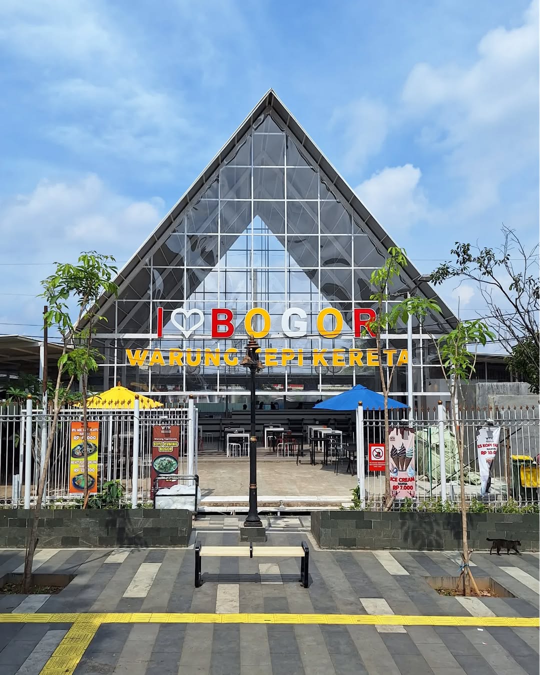 cafe di dekat stasiun bogor, warung tepi kereta.jpg