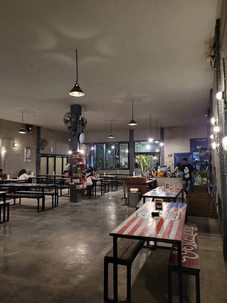 cafe di pare kediri, ngaropi cafe.webp