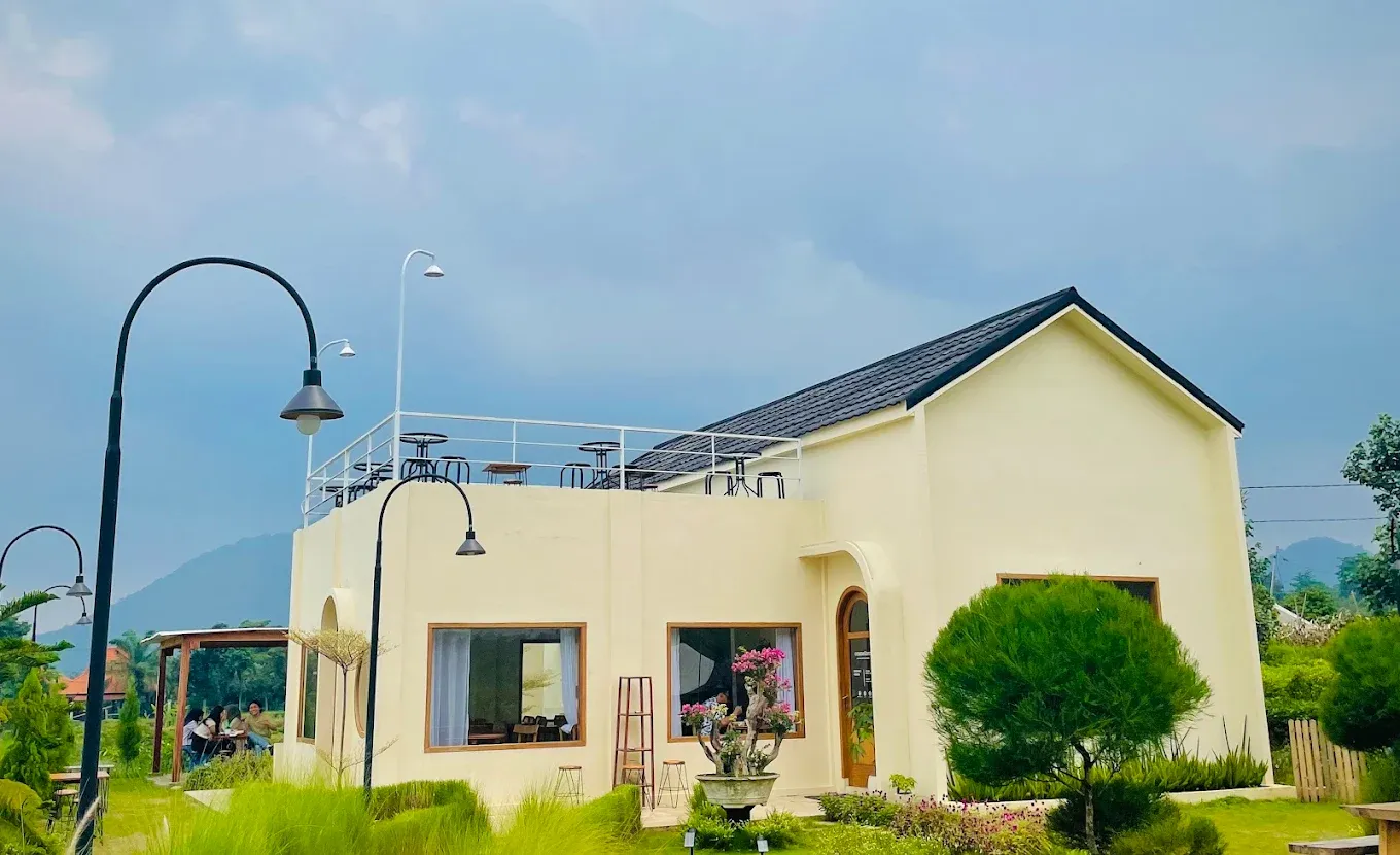 cafe di trawas view gunung, casa ellora.webp