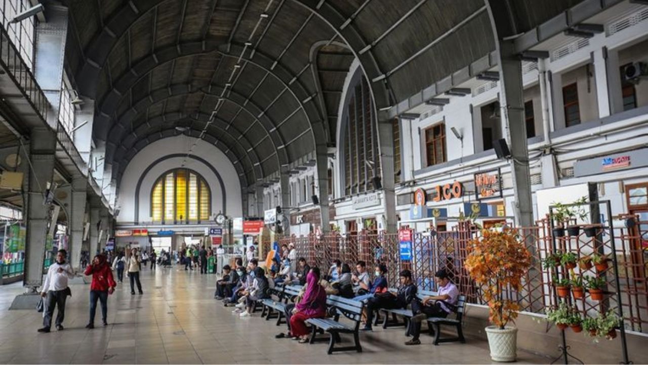gambar stasiun jakarta kota.jpg