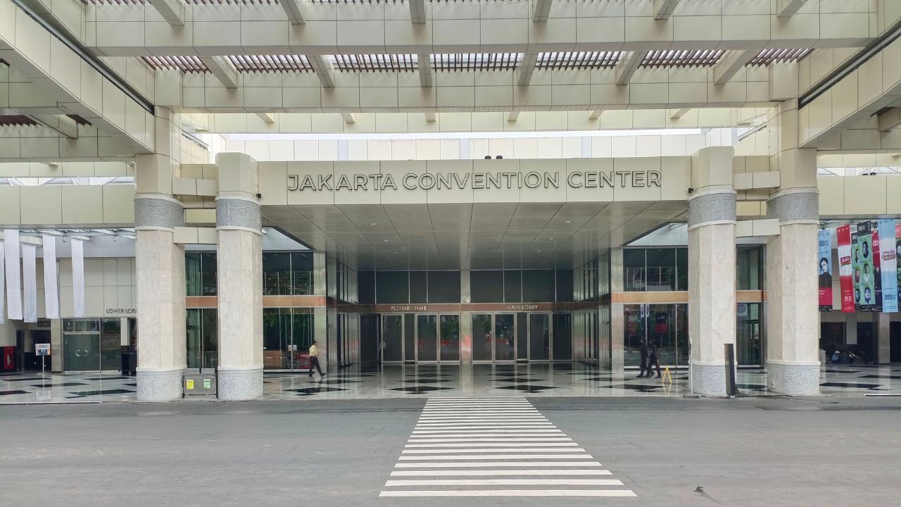 gedung jakarta convention center.jpg