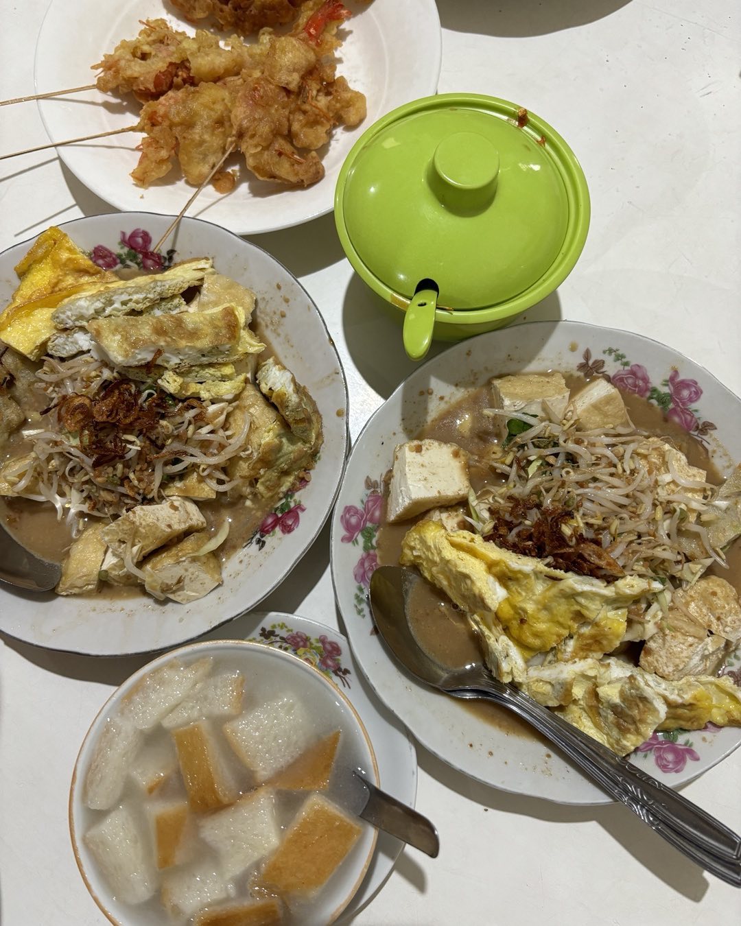 kuliner dekat borobudur, kupat tahu pojok.jpg