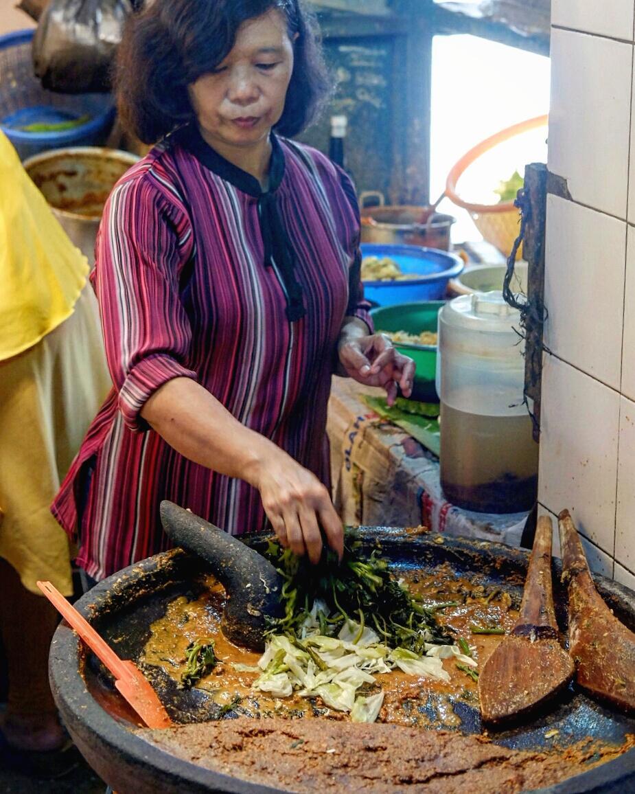 kuliner enak dekat stasiun lempuyangan, lotek dan gado-gado teteg.jpg