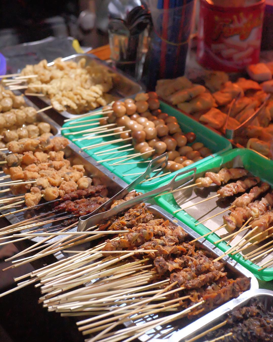 kuliner malam jogja dekat ugm, angkringan kopi joss lik man.jpg