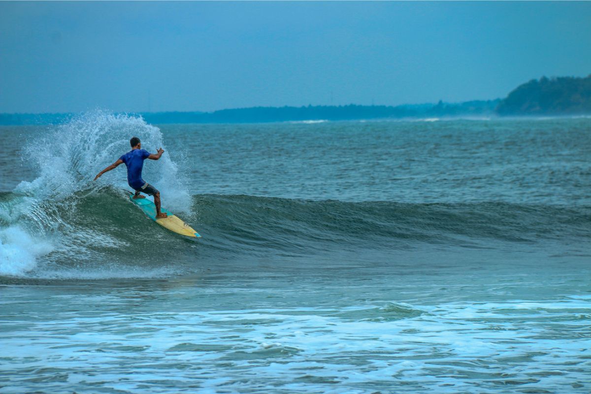 ombak di pantai medewi (Love Bali).jpg