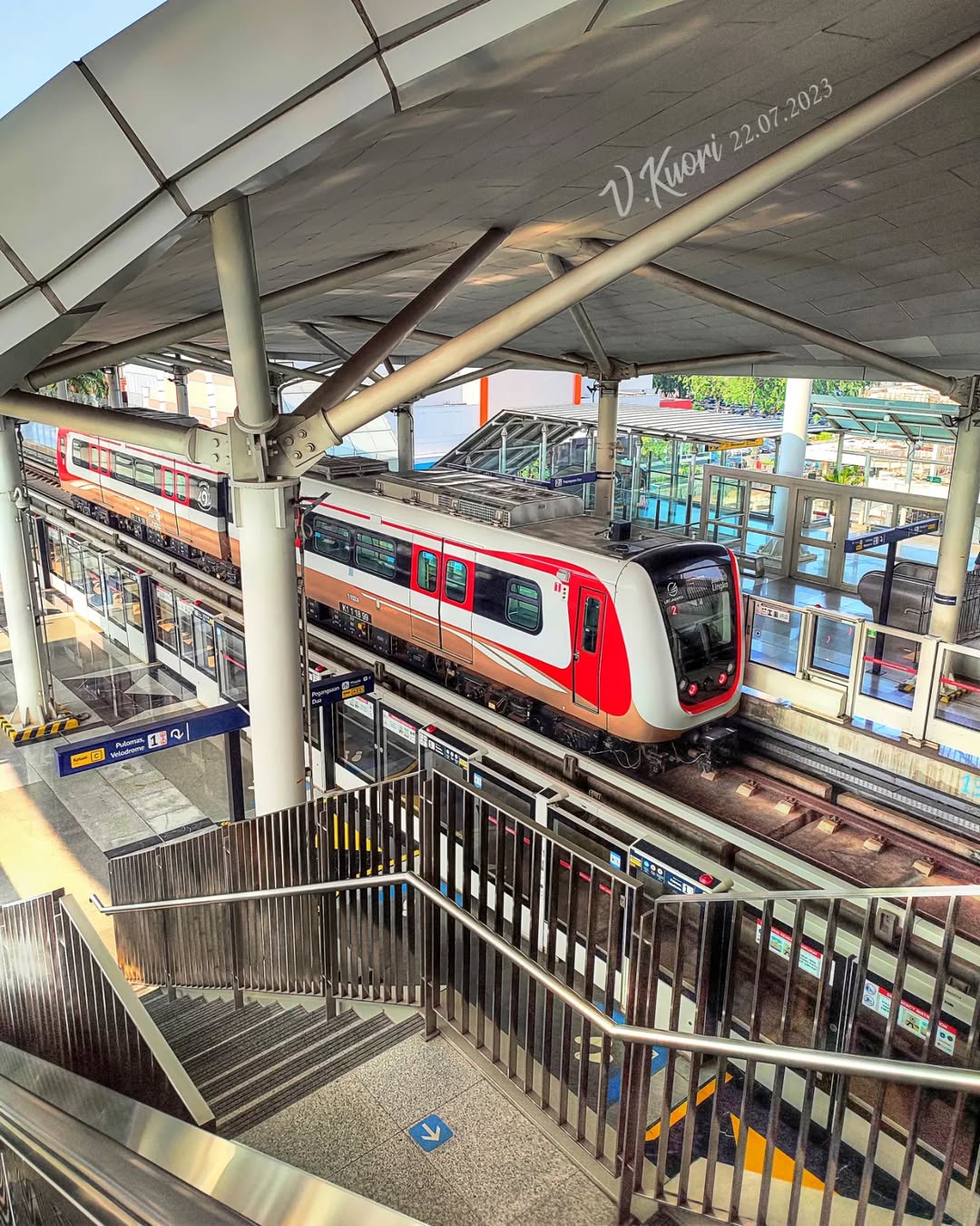 stasiun lrt boulevard utara.jpg