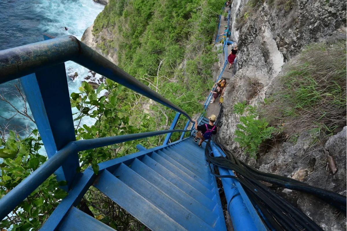 tangga biru di peguyangan waterfall (Google Reviews @Stylon Wang).jpg